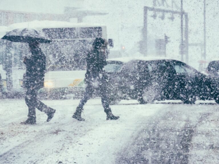 pedestrians-and-traffic-on-a-winter-day